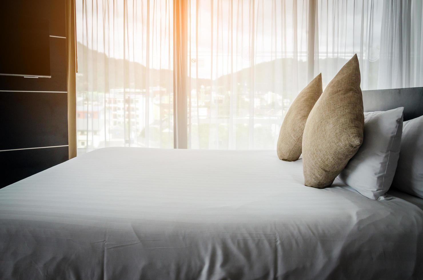 travesseiros em uma cama de hotel foto