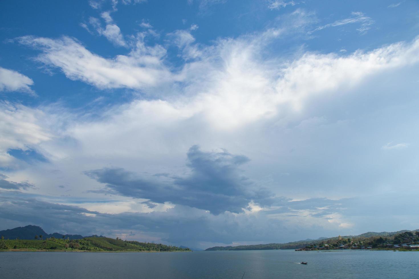 lago e céu foto