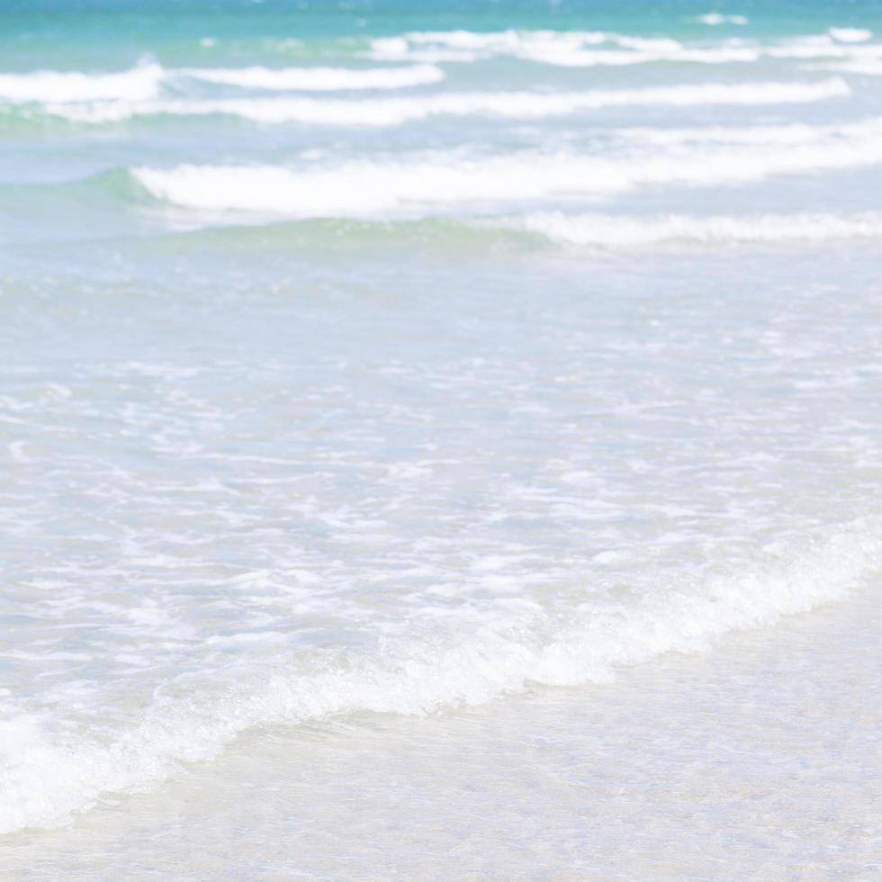 ondas do mar quebrando na praia foto