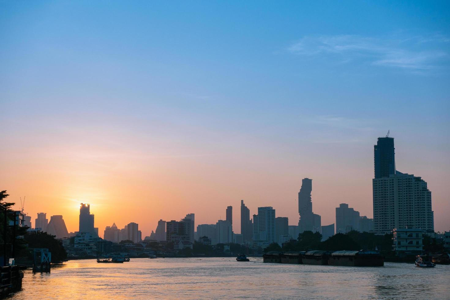 edifícios e arranha-céus em bangkok foto