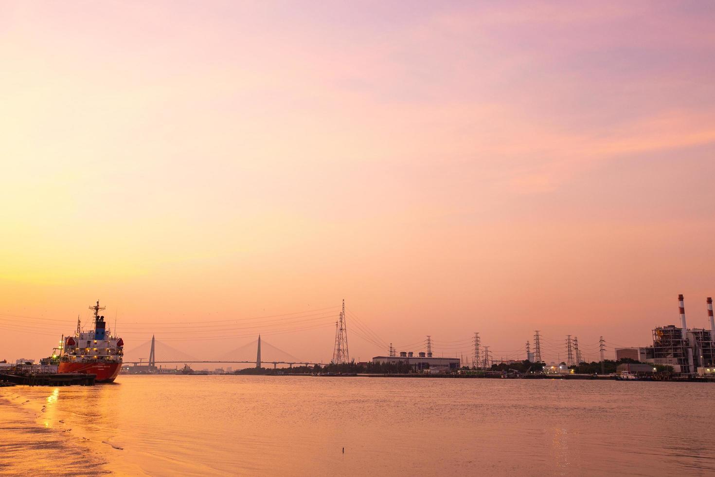 pôr do sol em bangkok foto