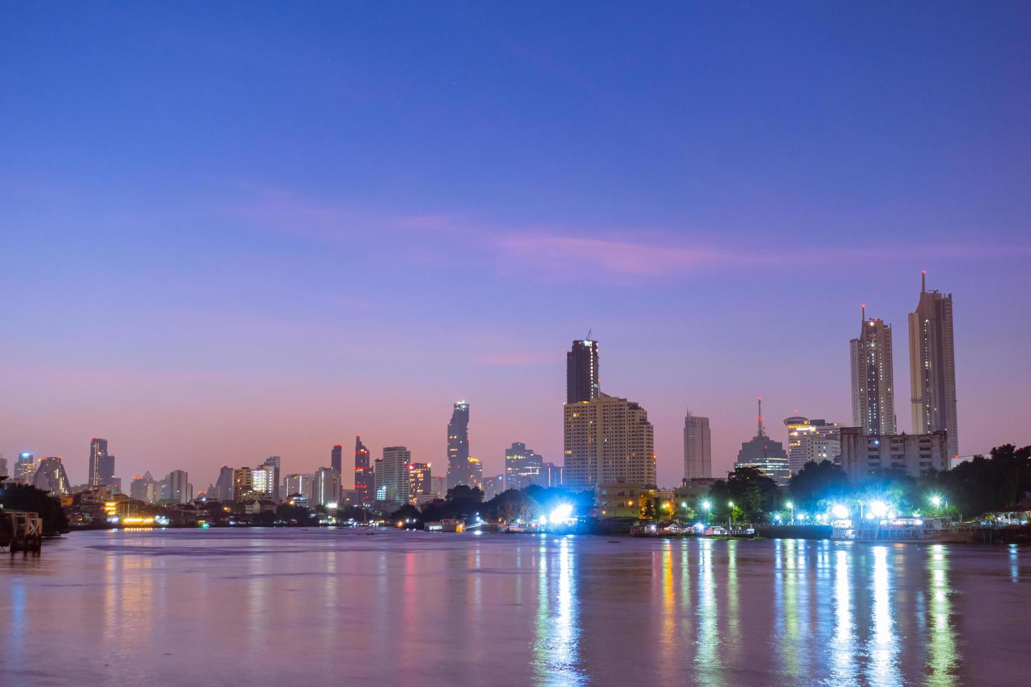 edifícios e arranha-céus em bangkok foto