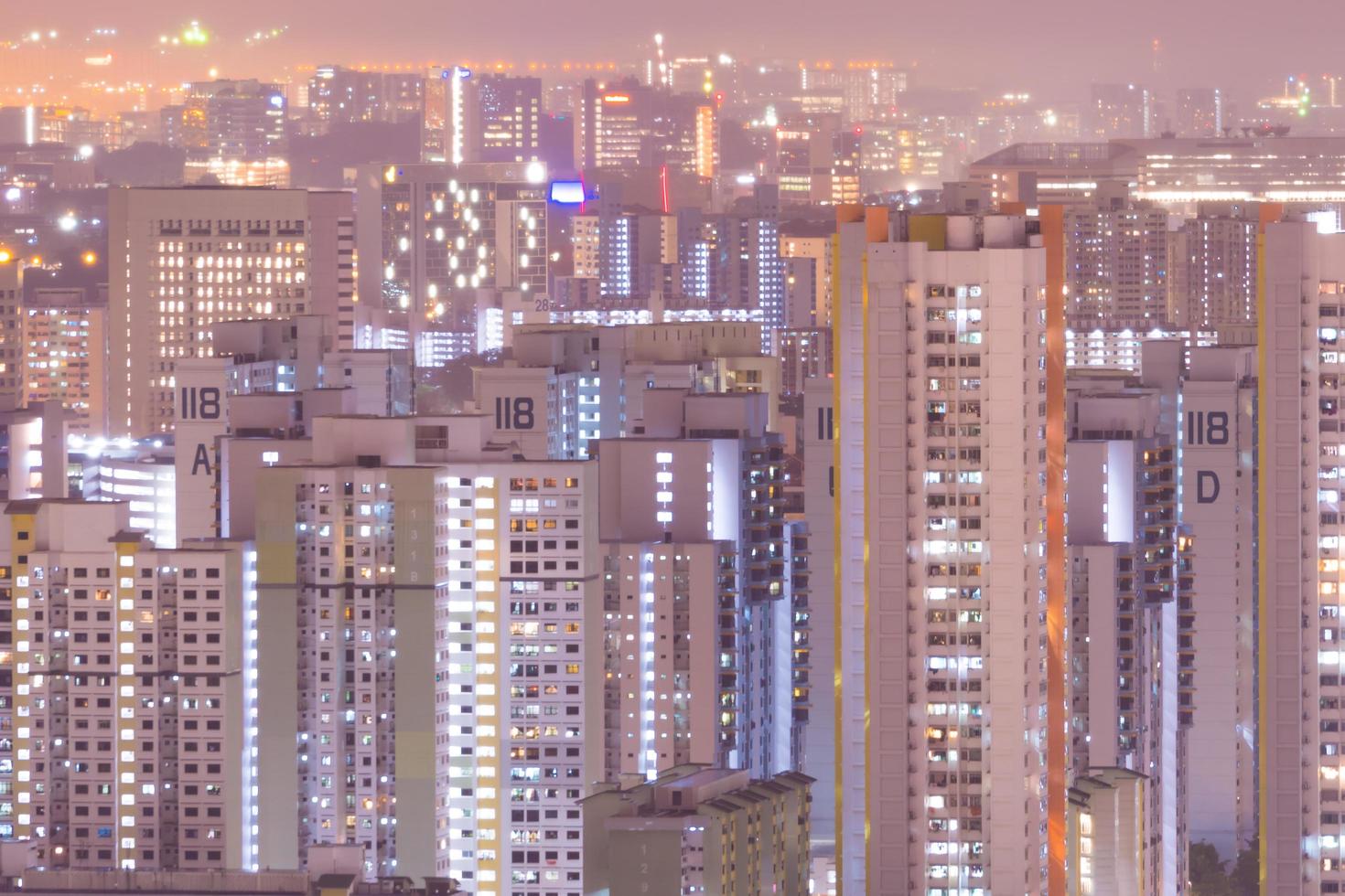 edifícios de Singapura à noite foto