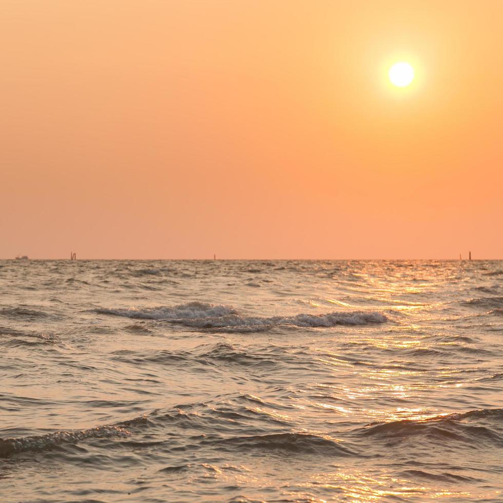 pôr do sol sobre o mar foto