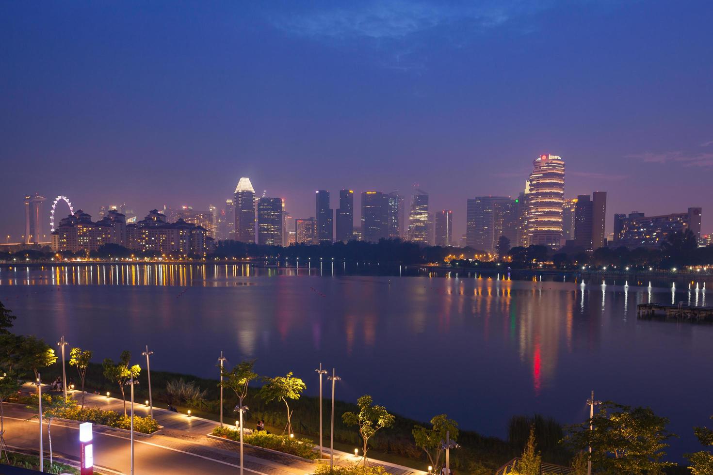 beira-mar de Singapura à noite foto