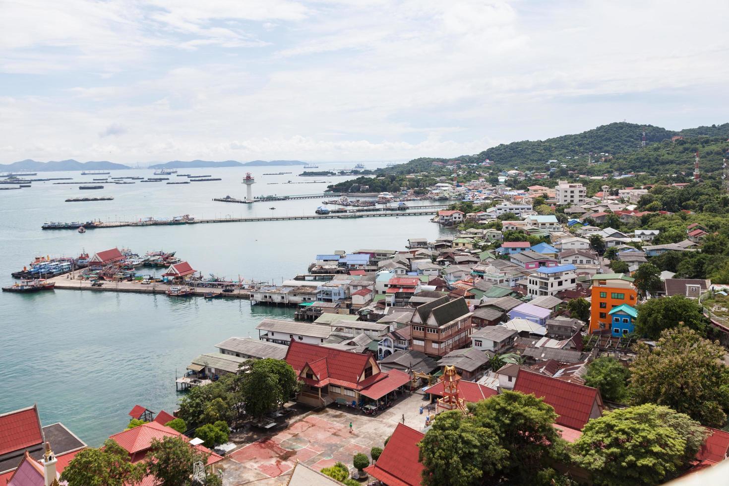 edifícios e navios de carga no mar foto