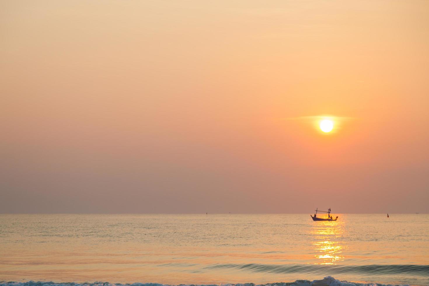 barco de pesca no mar ao nascer do sol foto