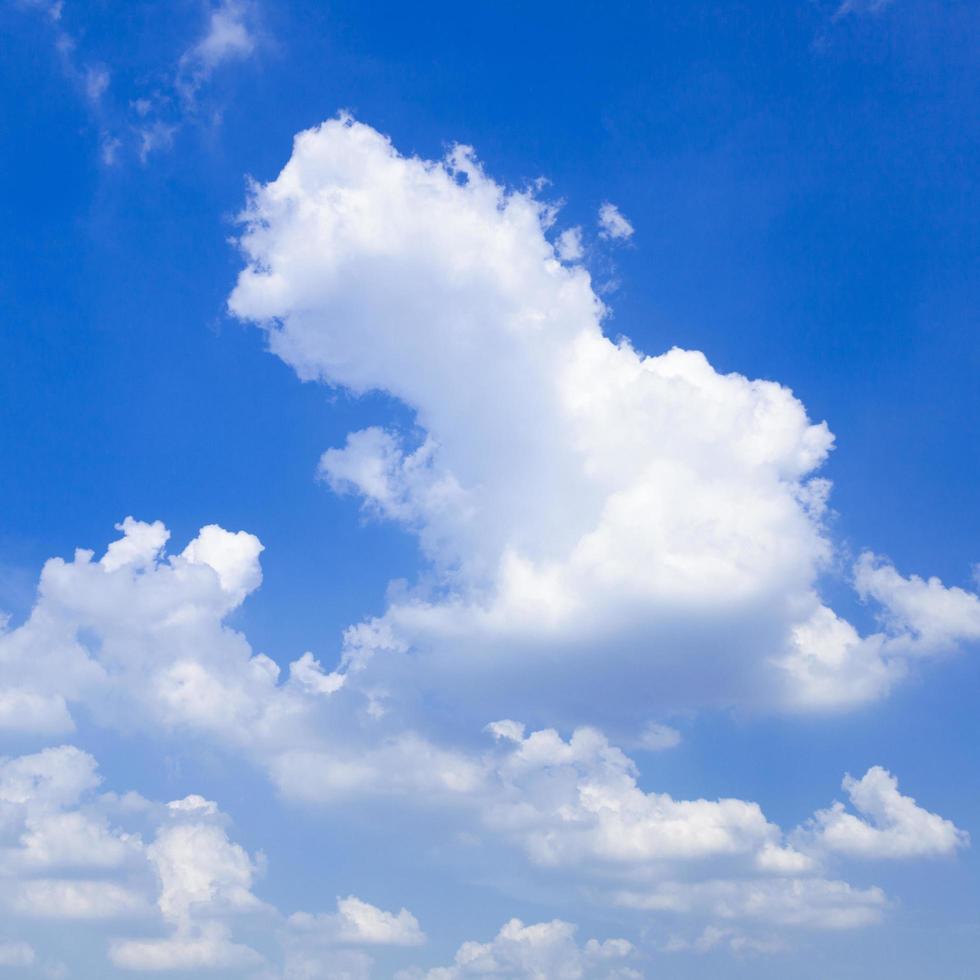 céu azul e nuvens foto