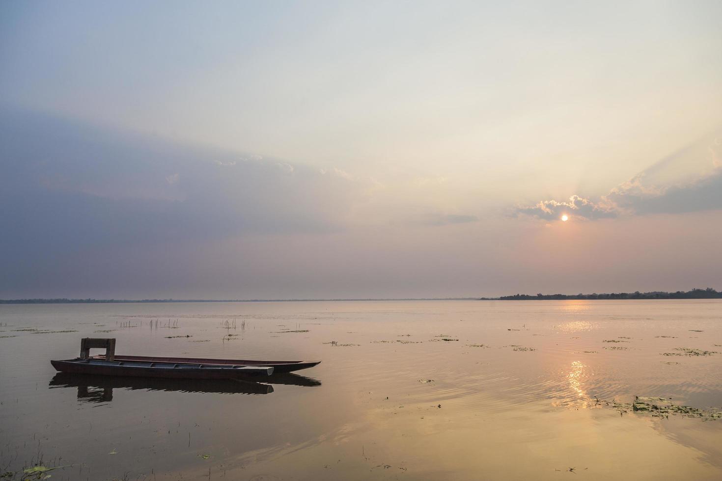 pequenos barcos atracados no lago foto