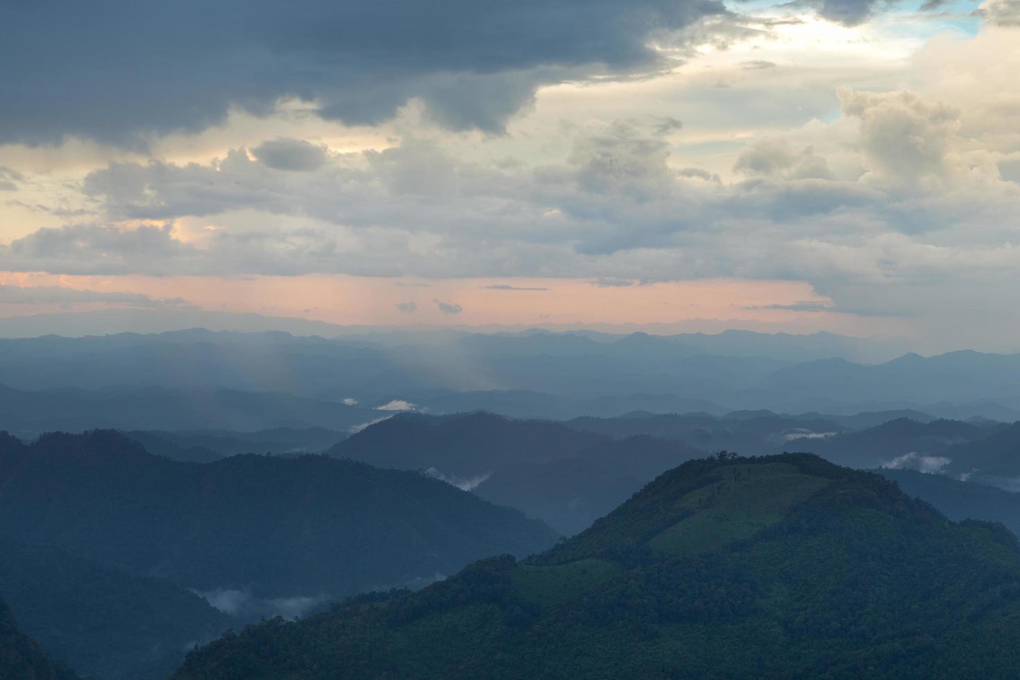 montanhas ao pôr do sol foto