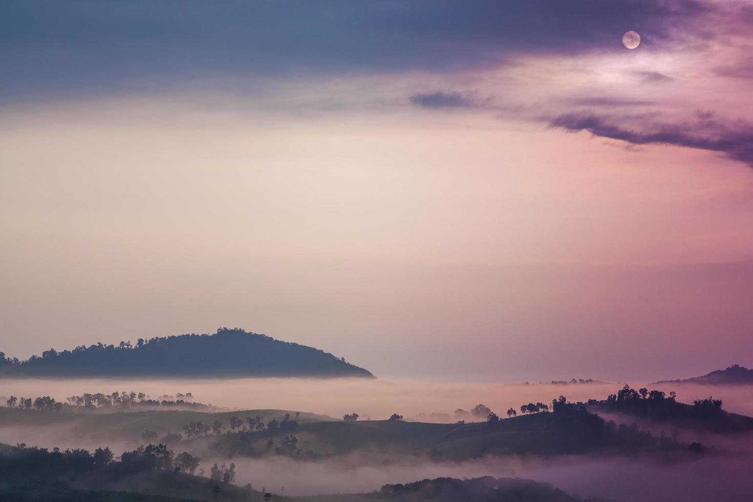 nascer do sol e névoa sobre as montanhas foto