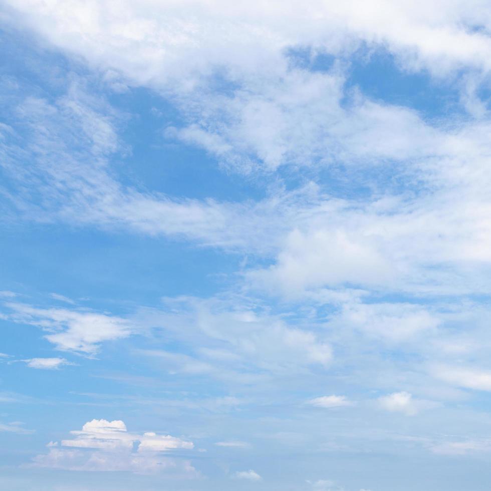 céu azul e nuvens foto