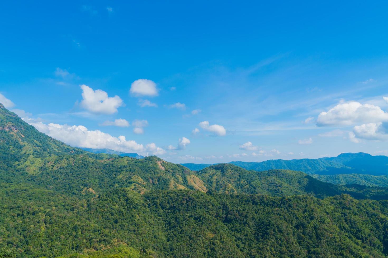 paisagem de floresta e montanhas na Tailândia foto