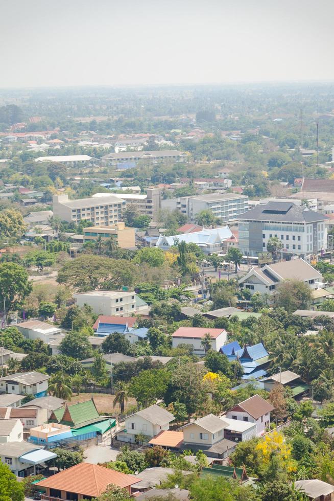 edifícios e torres em phetchaburi, na Tailândia foto