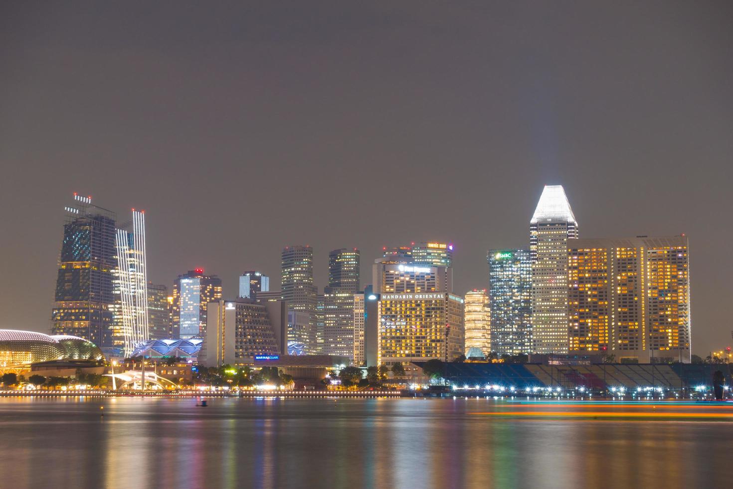 edifícios de Singapura à noite foto