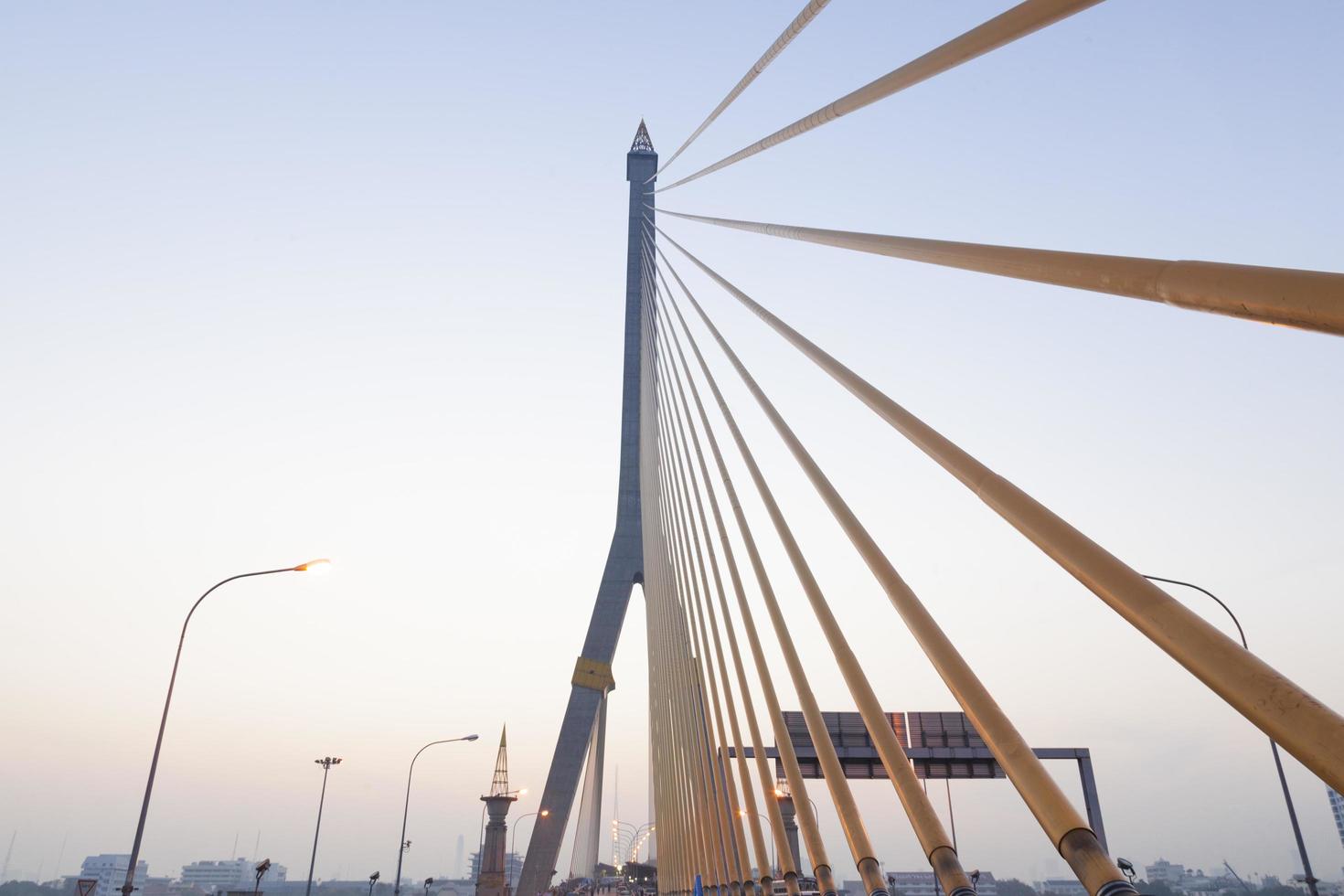 ponte rama viii em bangkok ao nascer do sol foto