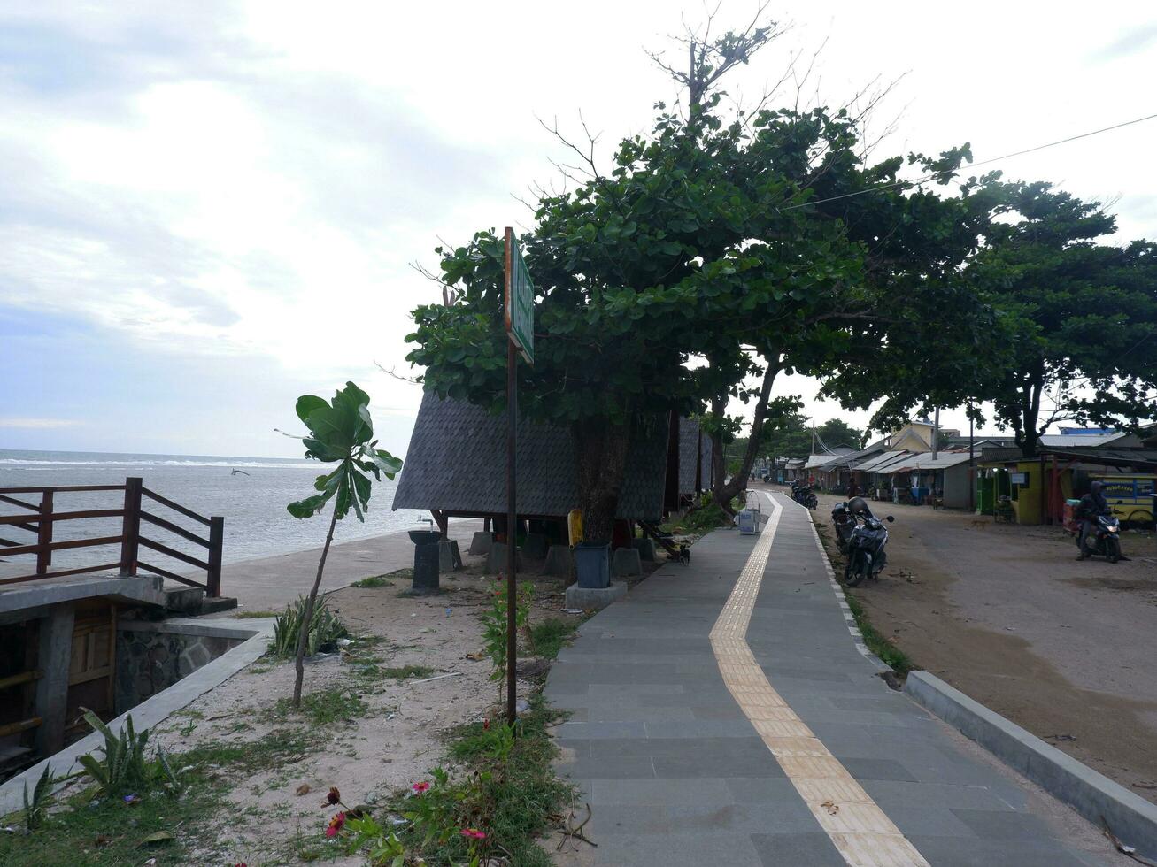 gazebos triangulares em belas praias, lindo mar e céu, lindos gazebos foto