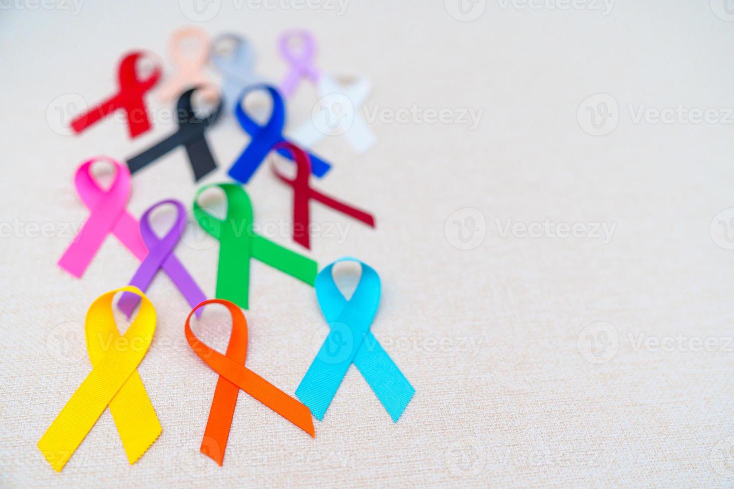 dia mundial do câncer, 4 de fevereiro. fitas coloridas para apoiar pessoas vivas e doentes. saúde, luta, dia de sobrevivência ao câncer médico e nacional, conceito de dia de conscientização do autismo foto
