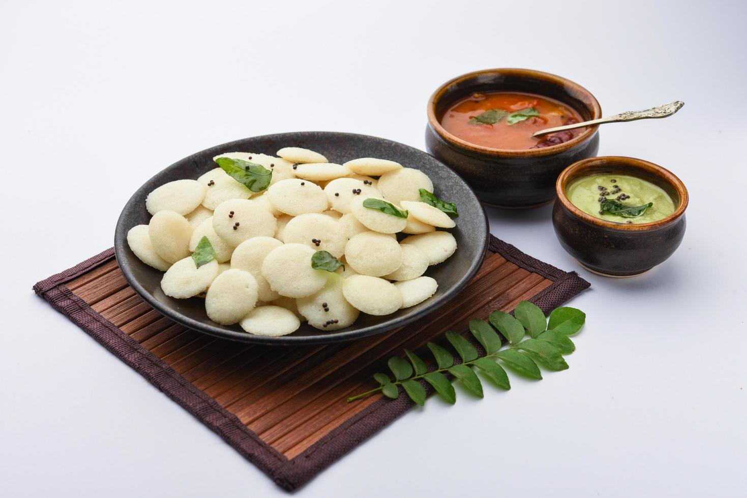 mini idli é a versão menor do idli de arroz normal cozido no vapor, macio e esponjoso, também conhecido como botão e coquetel à toa foto