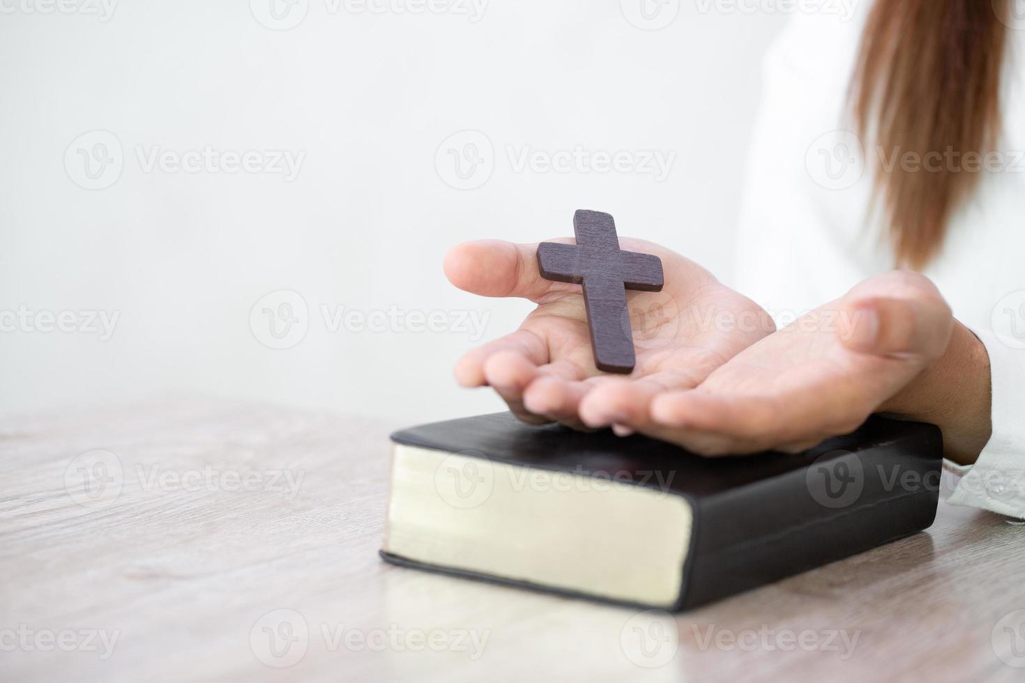 fundo do conceito de religião cristã, mãos humanas abrem a palma da mão para cima adoração. lembrando deus e gratidão, oração para ir. fundo do conceito de religião cristã. foto