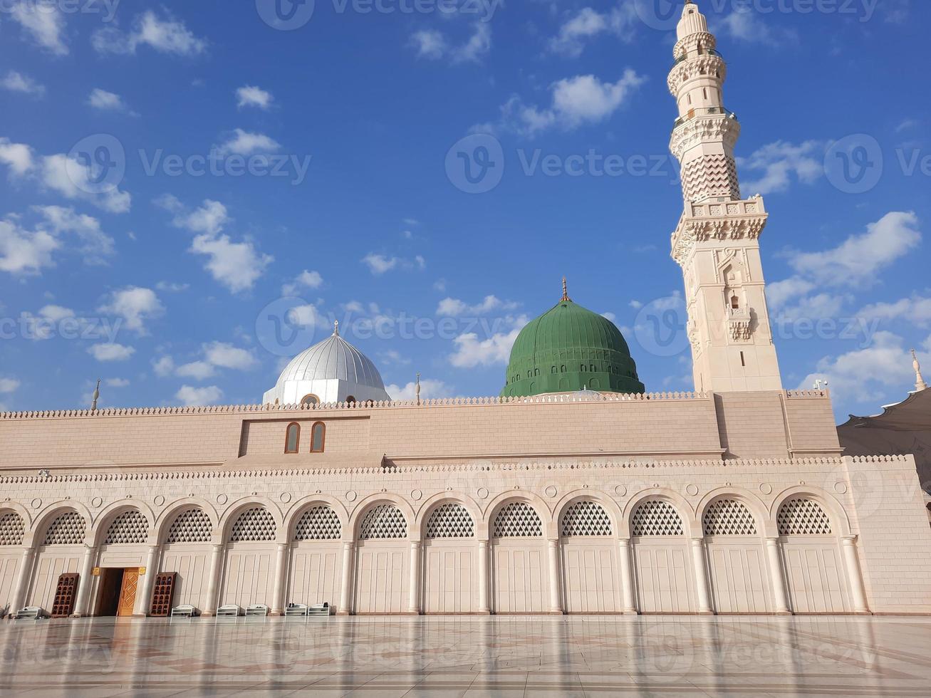 bela vista diurna da mesquita do profeta - masjid al nabawi, medina, arábia saudita. foto