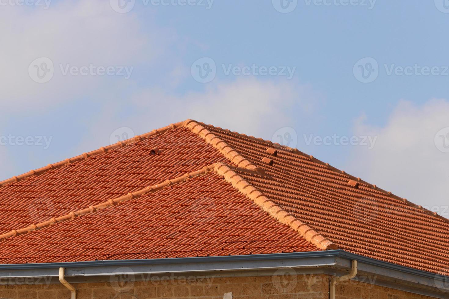 telhado de azulejos em um edifício residencial em israel. foto