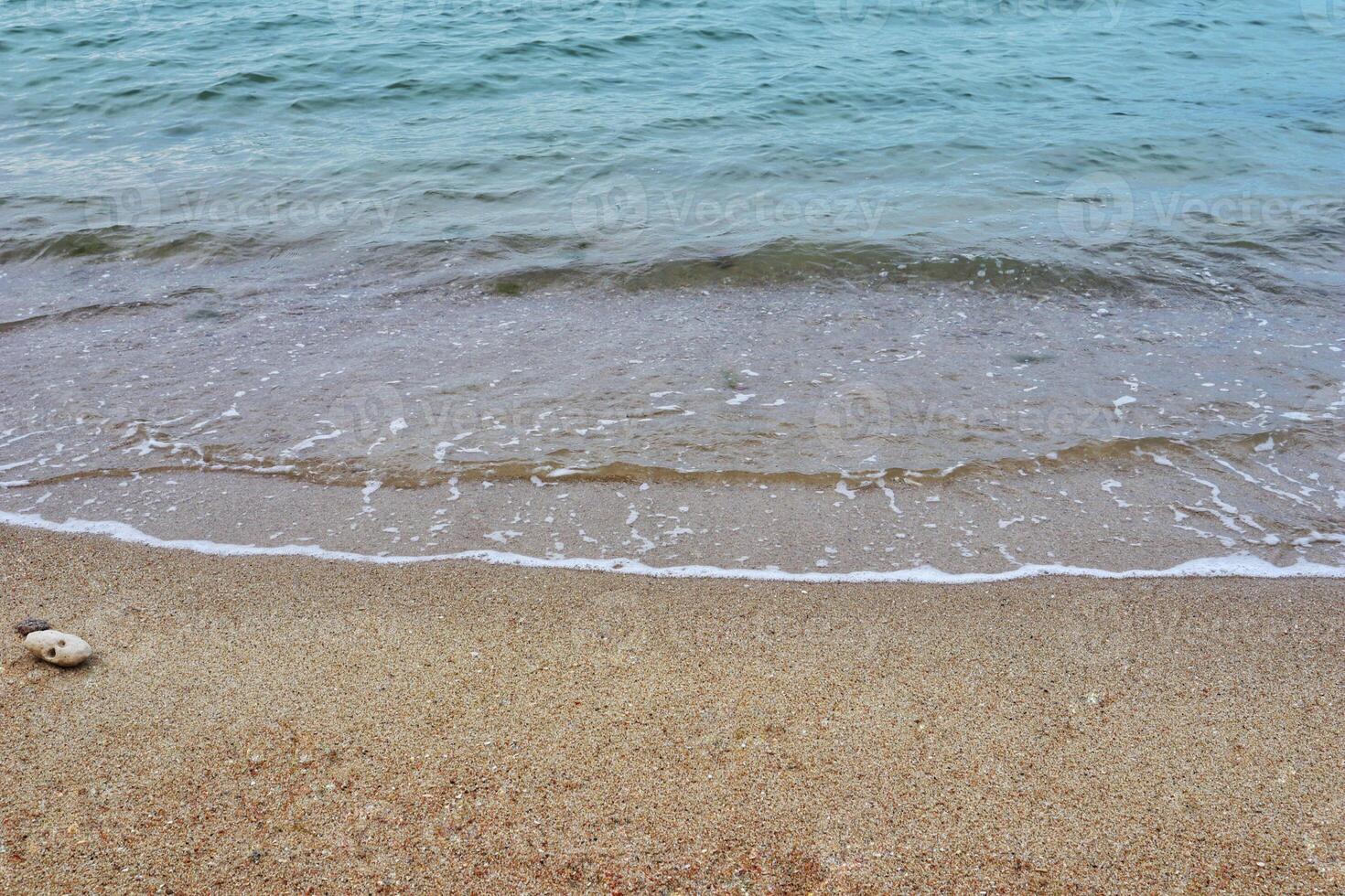 costa do mar e onda em movimento na praia de fundo e texto inspirador. foto