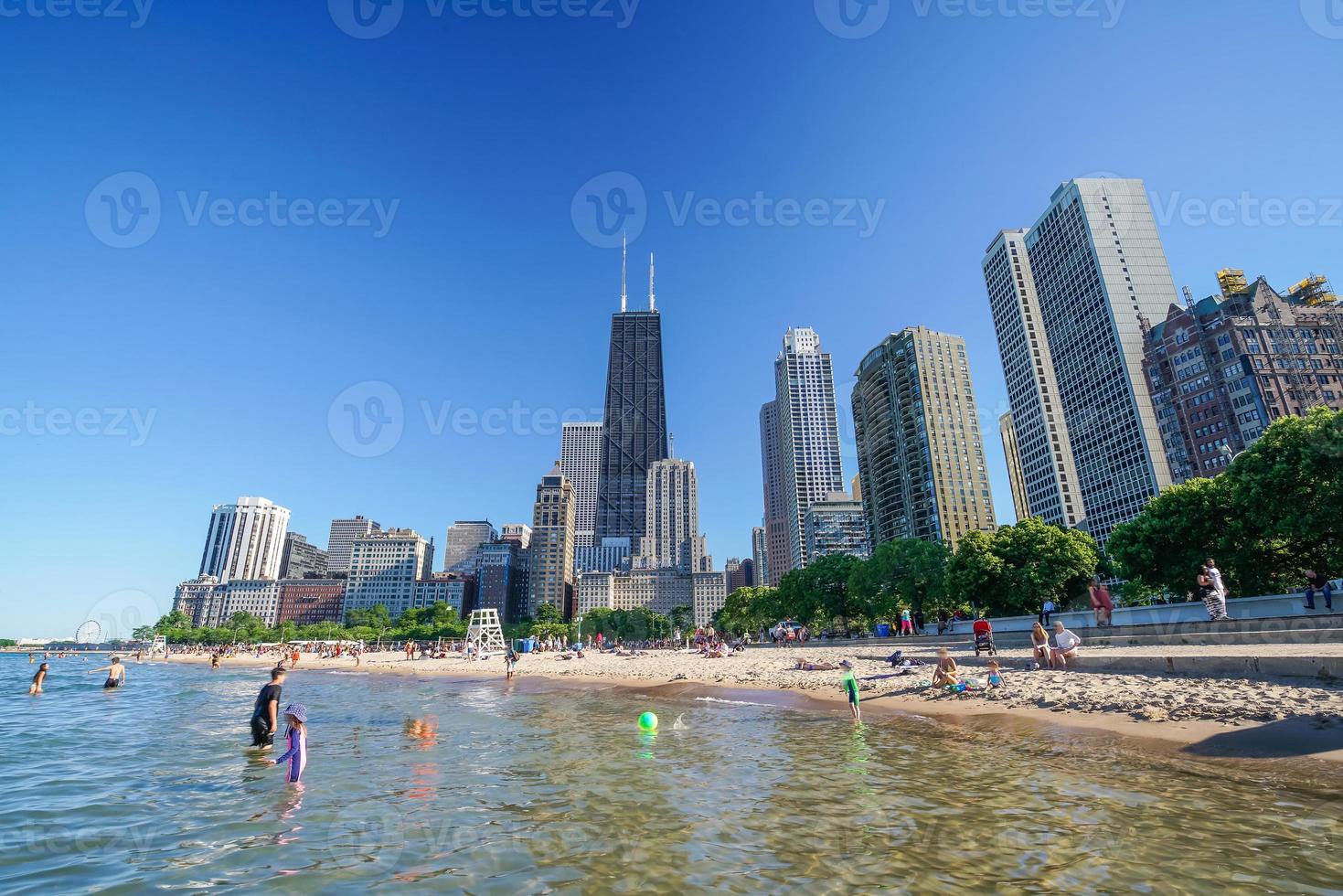 horizonte de chicago da praia da avenida norte foto