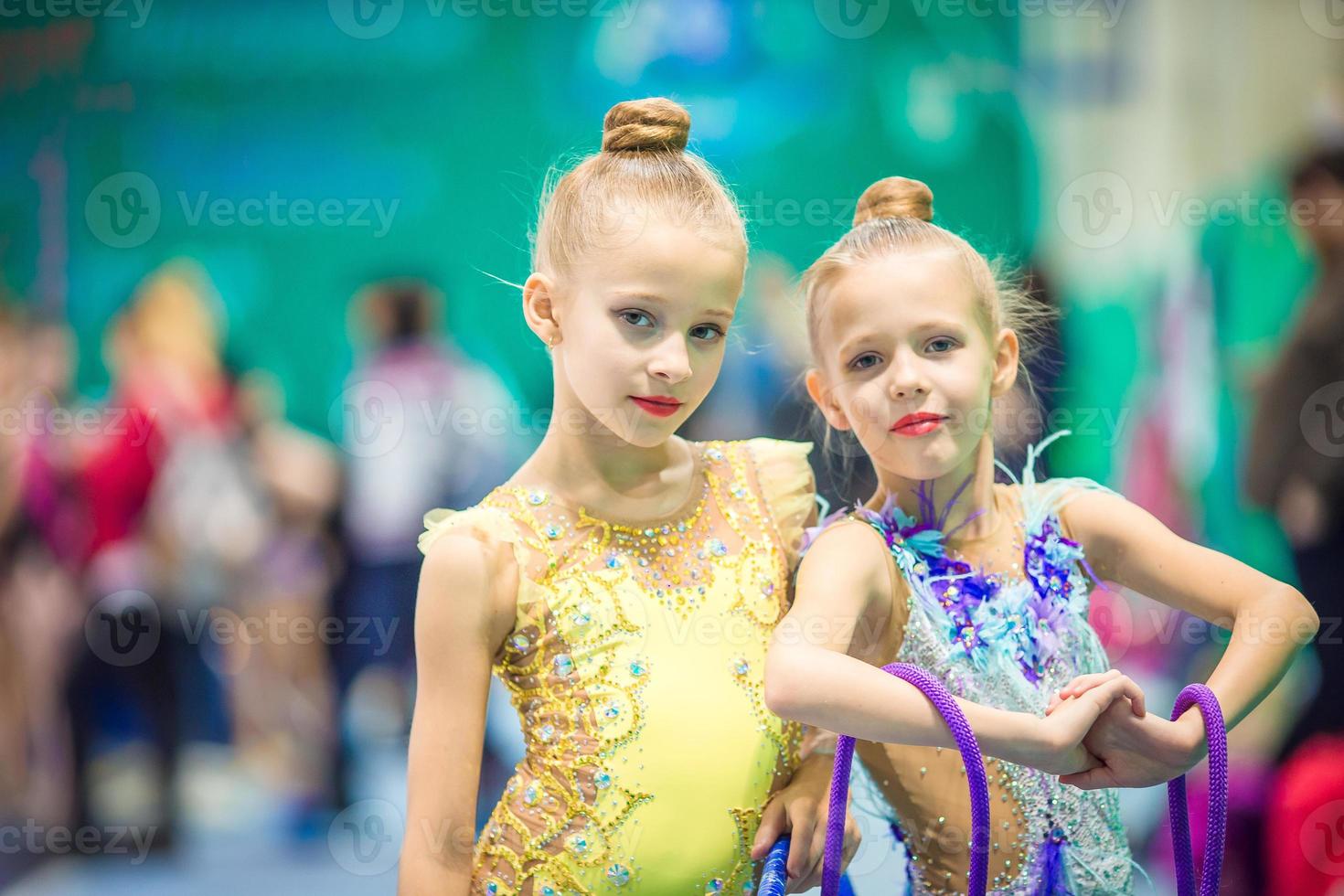 pequenas ginastas encantadoras com medalhas após a competição de ginástica rítmica foto