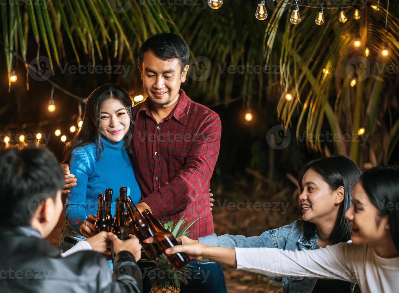 retrato de amigos asiáticos felizes jantando juntos - jovens brindando copos de cerveja jantar ao ar livre - pessoas, comida, estilo de vida de bebida, conceito de celebração de ano novo. foto