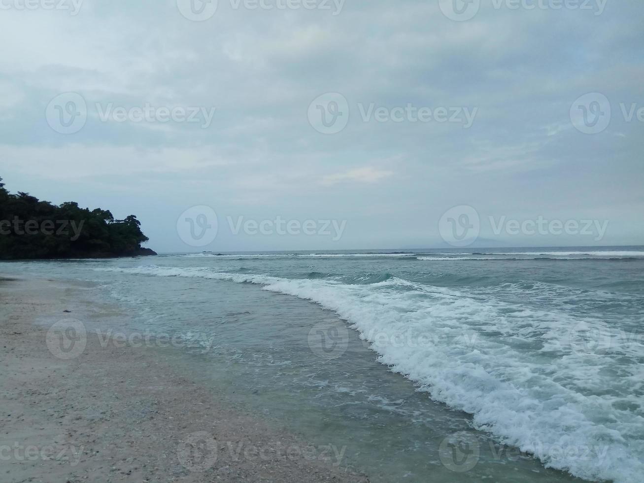 praia branca e o mar foto