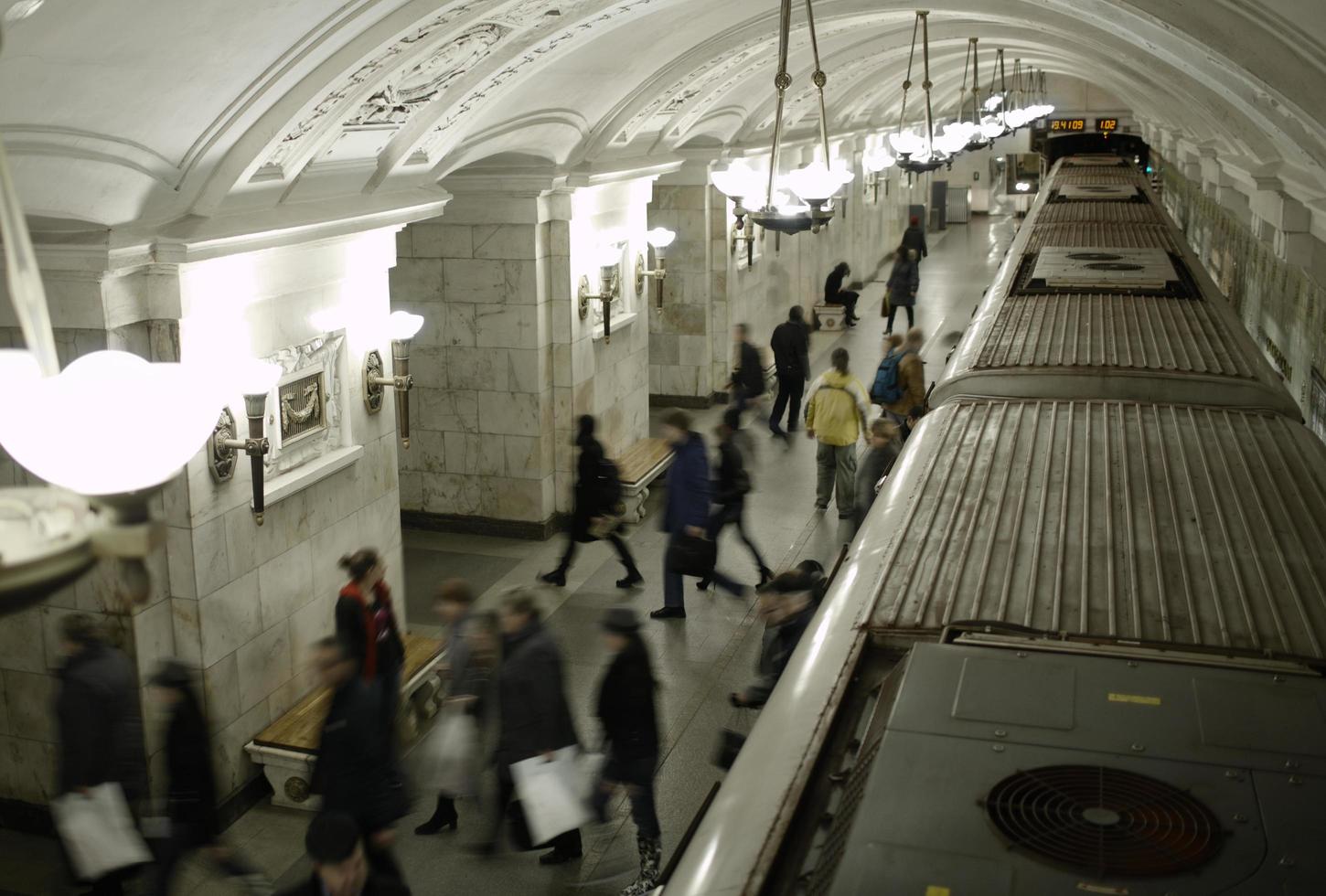 Moscou, Rússia, 2020 - pessoas andando no metrô foto