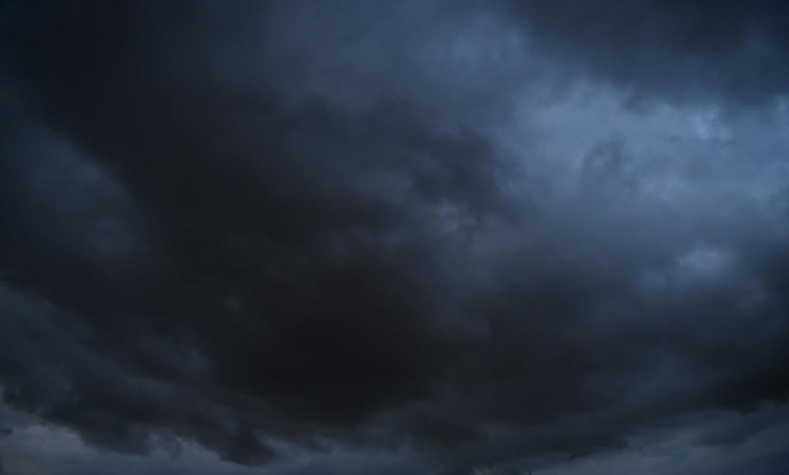 fundo de ambiente de natureza cênica de nuvens brancas e cinzas. nuvens de tempestade flutuando em um dia chuvoso com luz natural. cenário cloudscape, tempo nublado acima do céu azul. foto