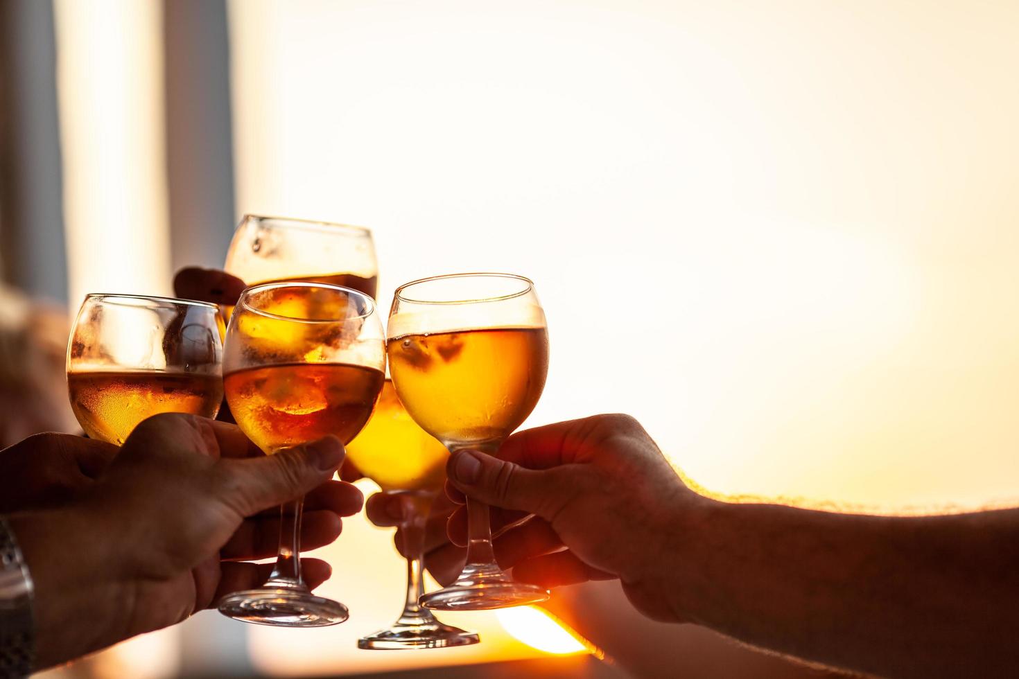 amigos brindando com vinho em uma festa foto