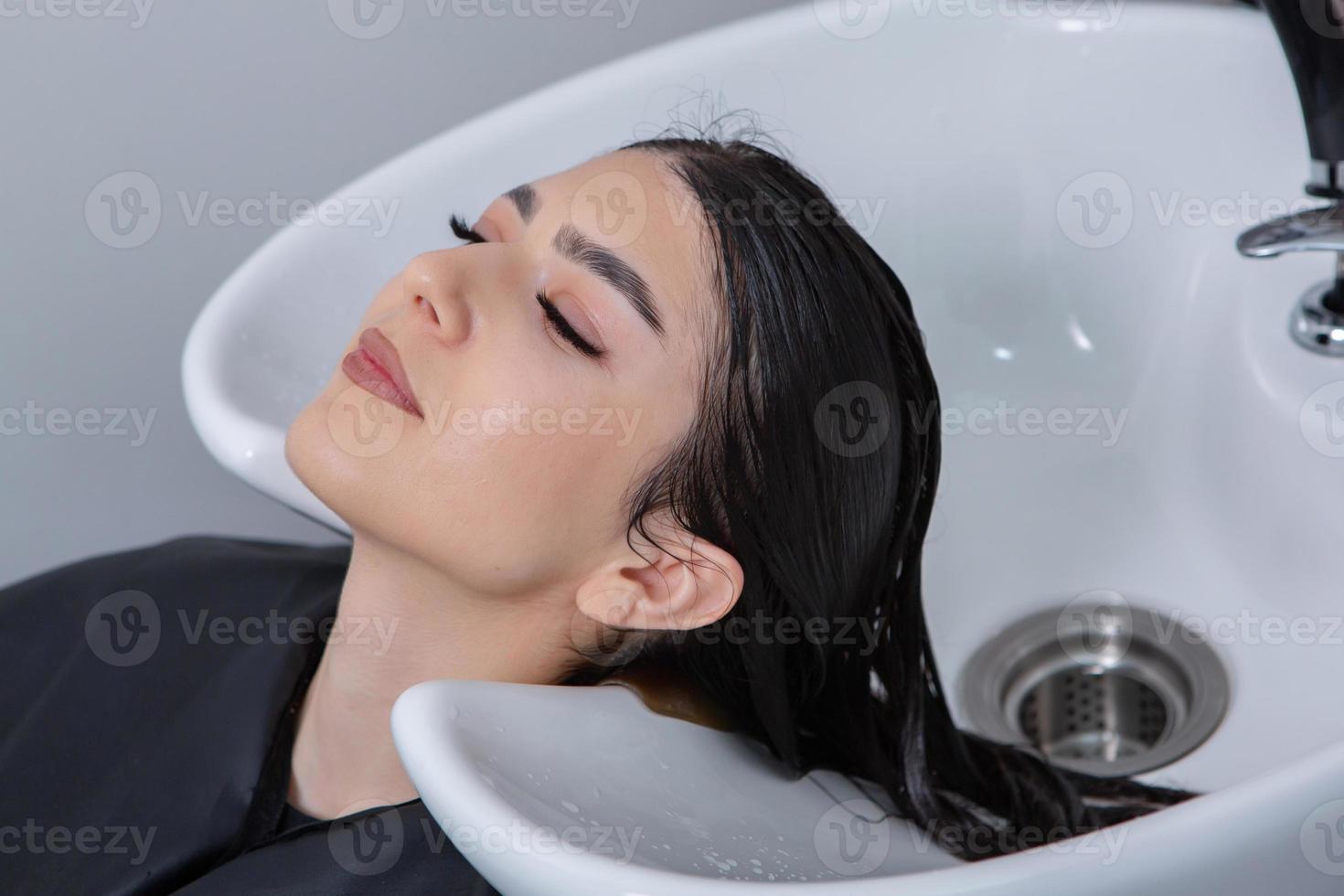 mulher jovem e bonita usando secador de cabelo no salão de cabeleireiro.  close-up do cabelo da mulher no salão de beleza, conceito de penteado  18932577 Foto de stock no Vecteezy