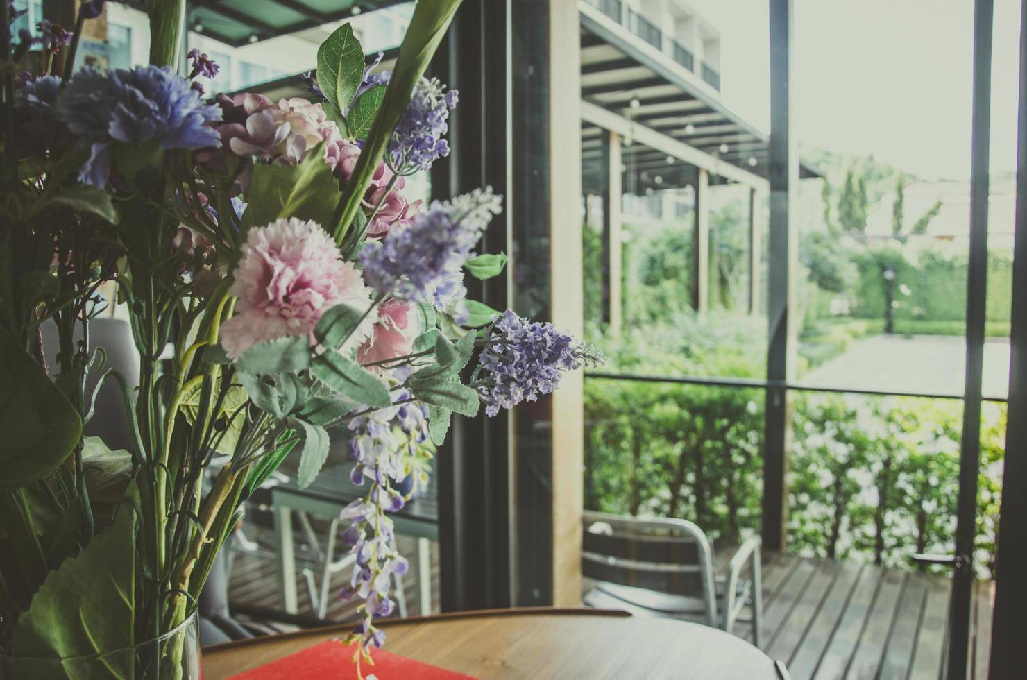 arranjo de flores em uma mesa interna foto