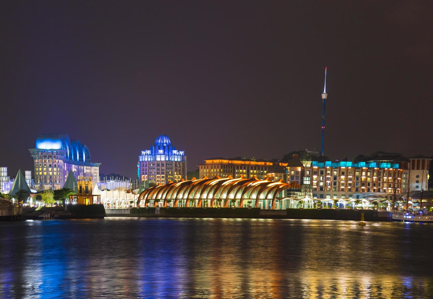 edifícios de Singapura à noite foto