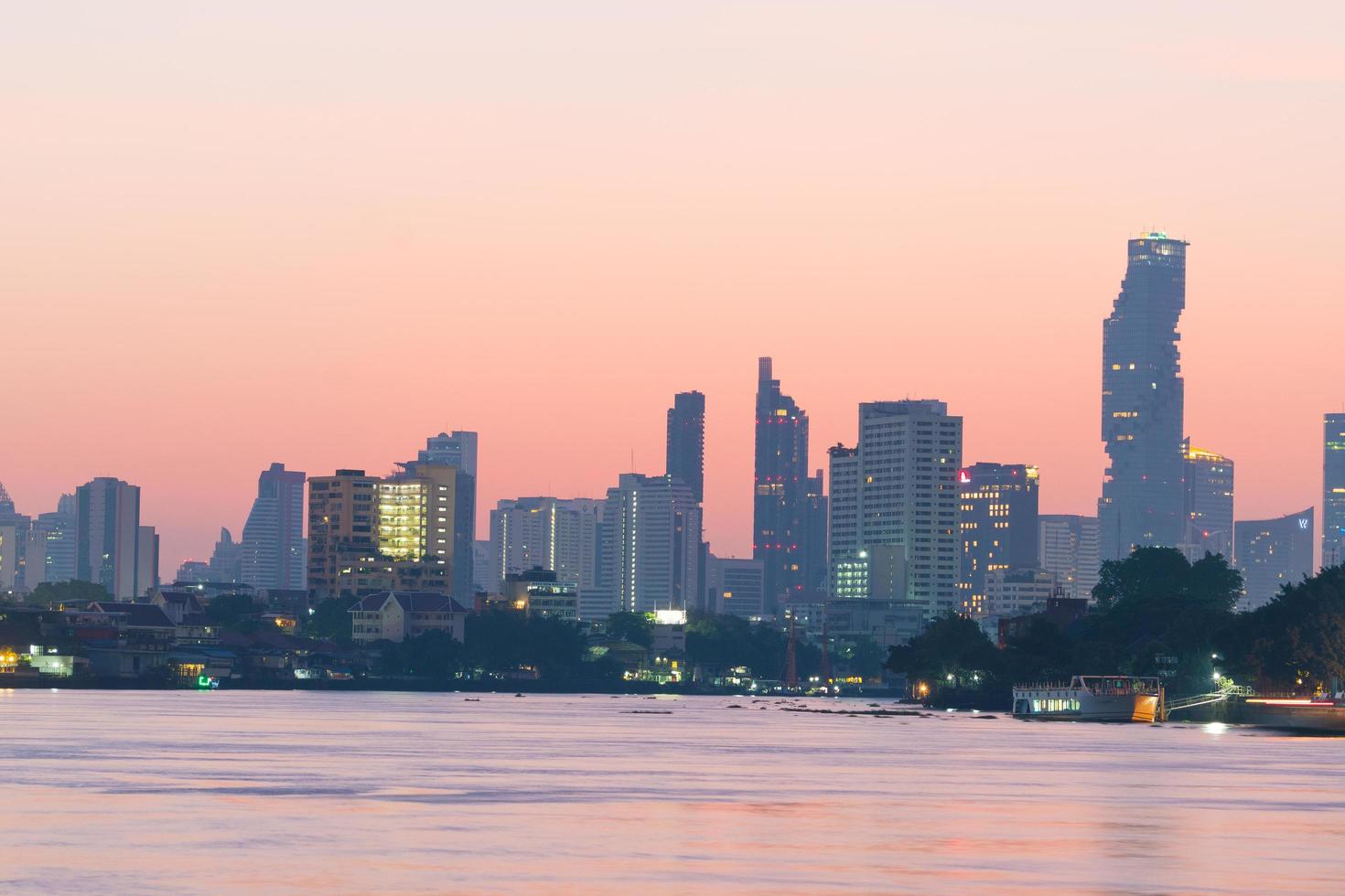 edifício e arranha-céu cidade de Bangkok foto