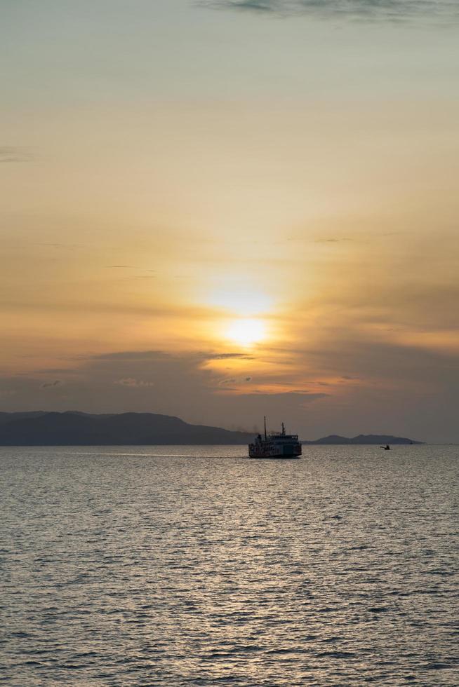 navio no mar ao pôr do sol foto