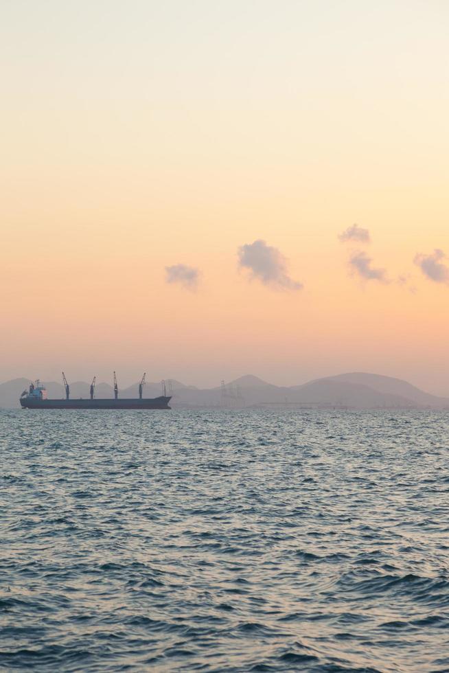 grande navio de carga no mar foto