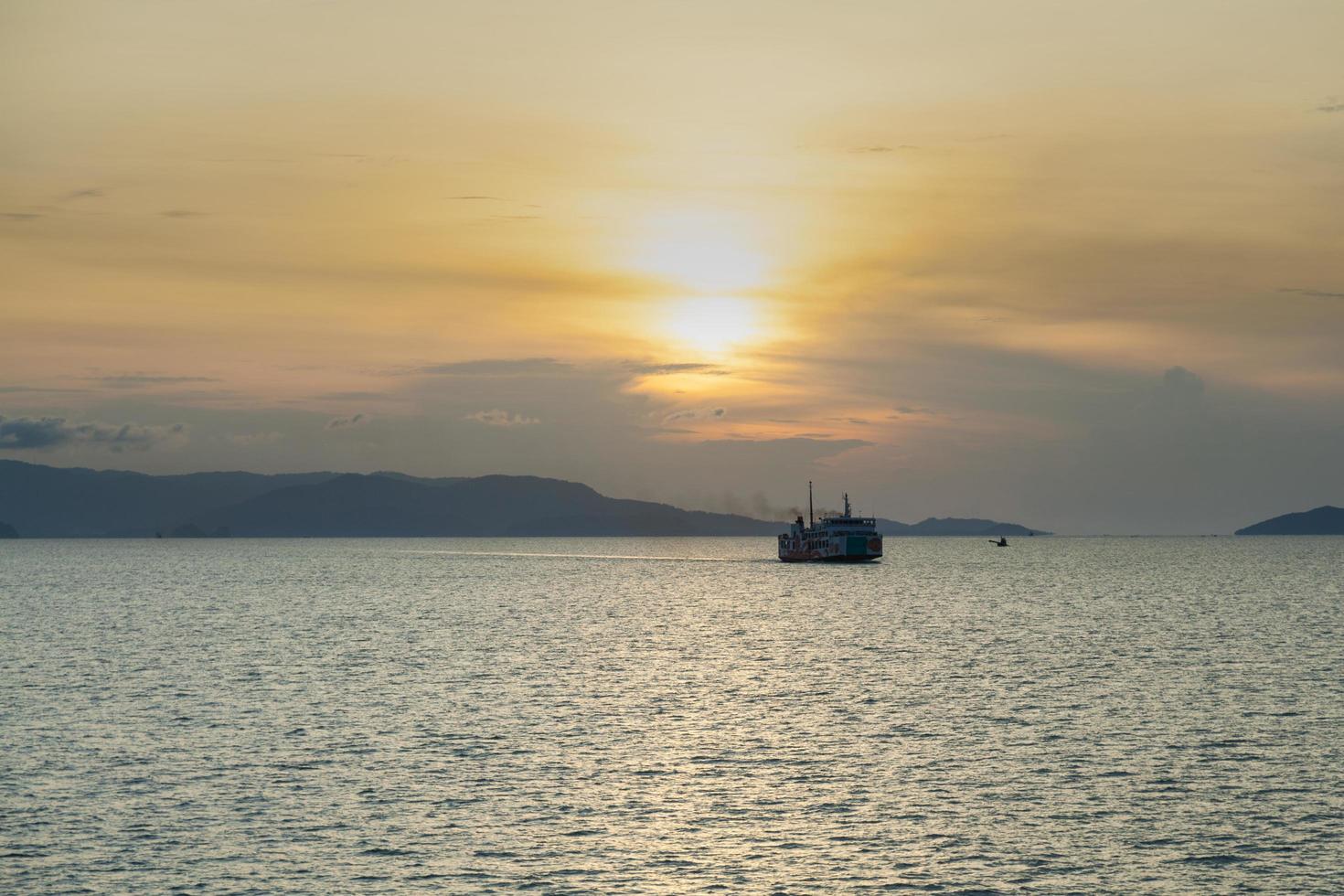 navio no mar ao pôr do sol foto
