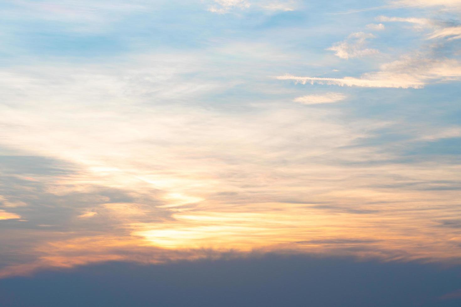 o céu ao pôr do sol foto