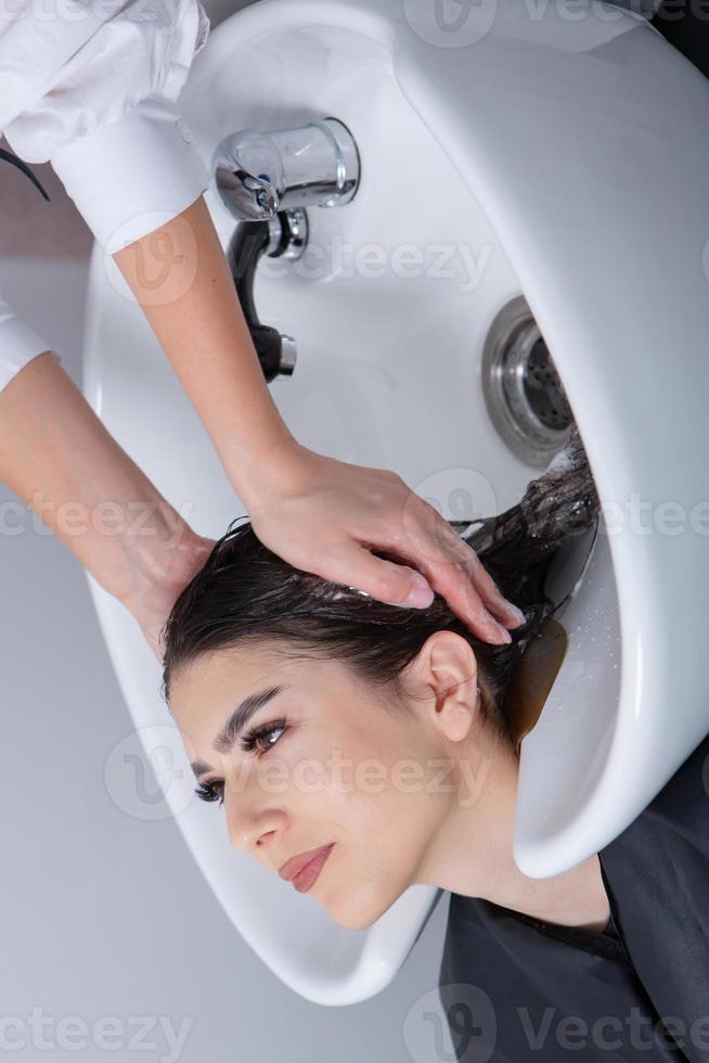 mulher jovem e bonita usando secador de cabelo no salão de cabeleireiro.  close-up do cabelo da mulher no salão de beleza, conceito de penteado  18932577 Foto de stock no Vecteezy