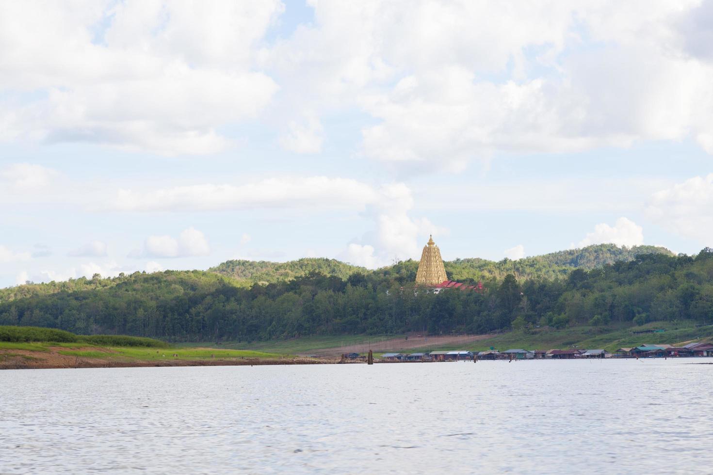 templo sagklaburi na tailândia foto