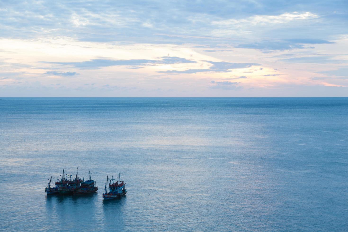 barcos de pesca no mar foto