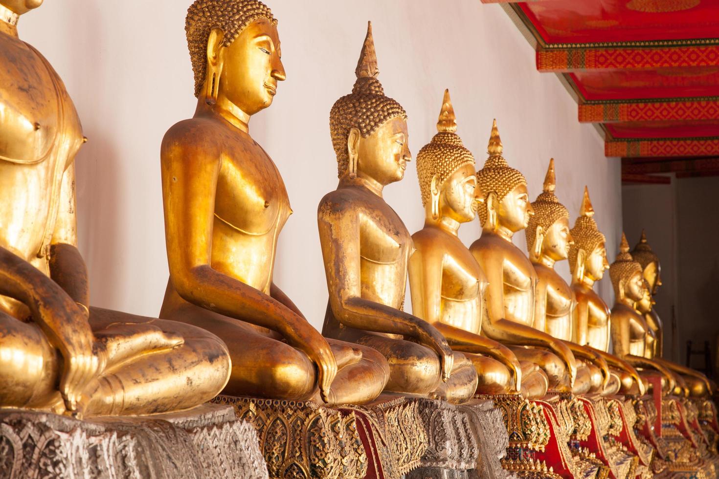 estátuas de Buda em um templo na Tailândia foto