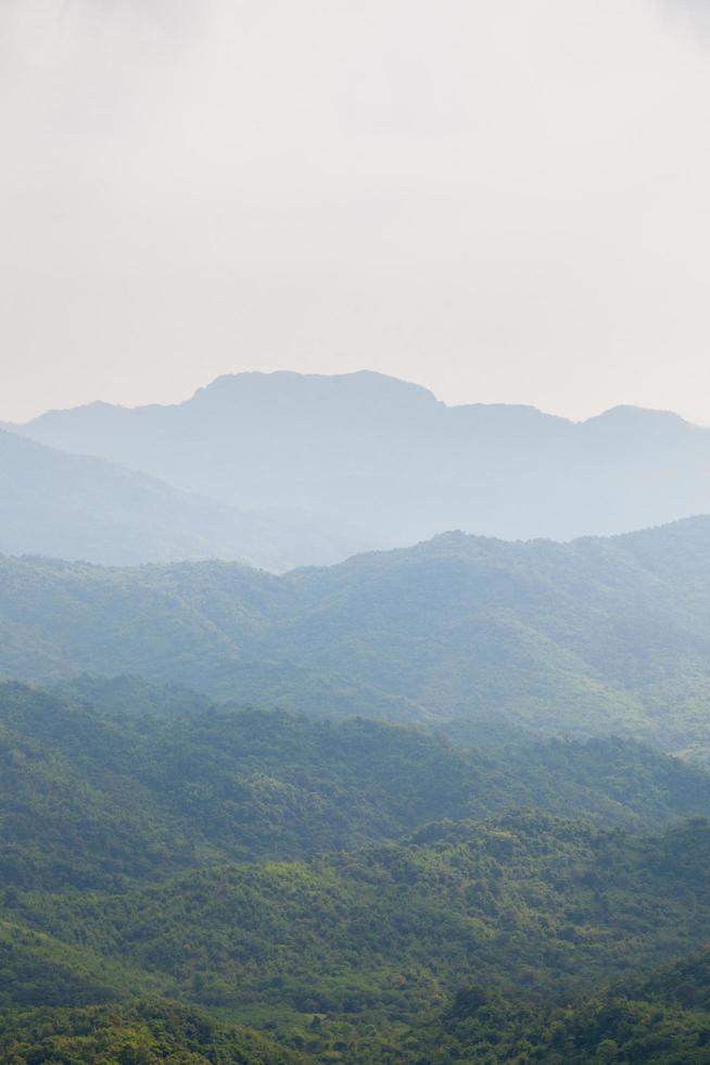 florestas e montanhas na tailândia foto