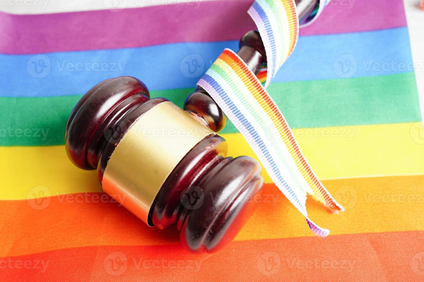 martelo para juiz advogado com bandeira do arco-íris do coração, símbolo do mês do orgulho lgbt. foto
