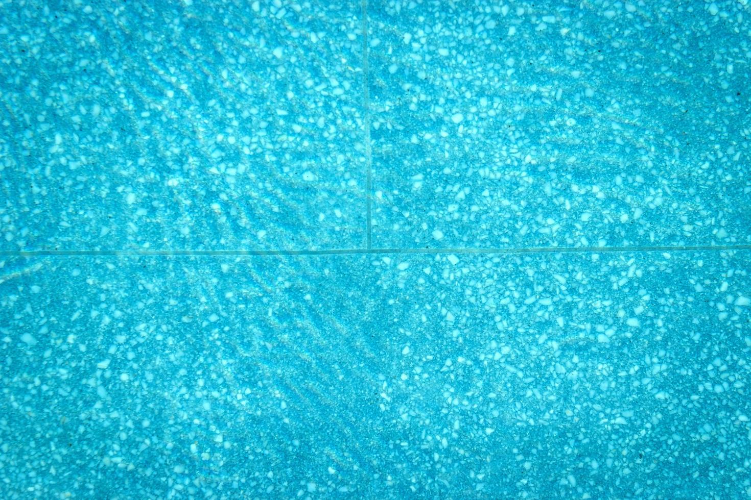 água azul da piscina para textura ou fundo foto