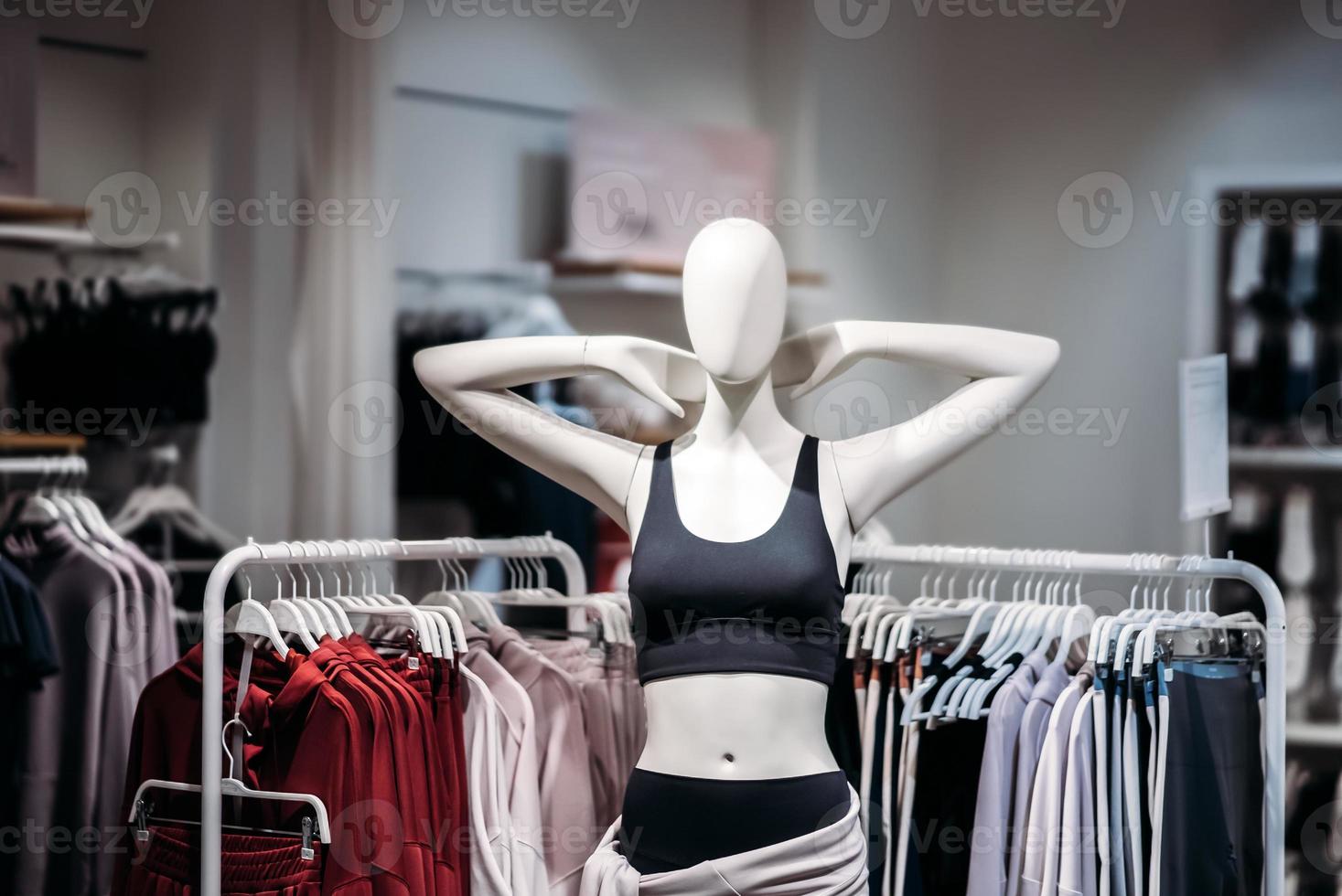 dois manequins em pé em uma loja de roupas casuais femininas foto